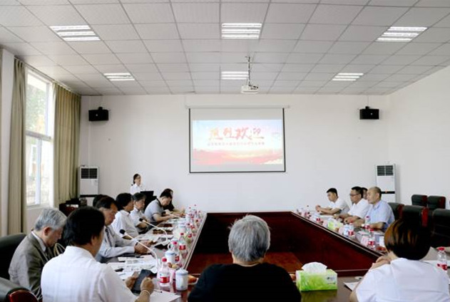 德阳弘正科技职业学校与日本代表团双方领导在会议室洽谈