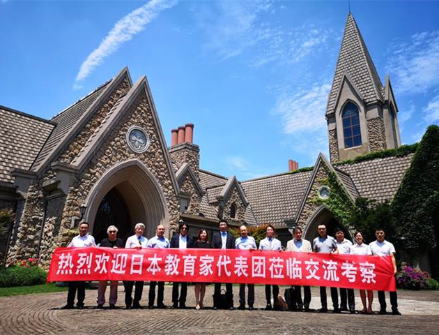 日本教育专家代表团与学校领导在东篱南山国际乡村俱乐部合影