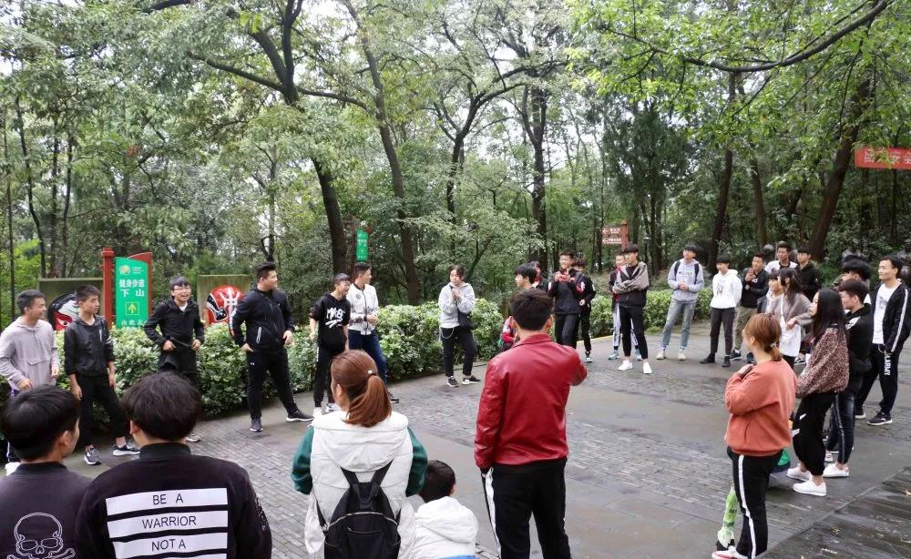 德阳中专学校组织学生秋游东湖山