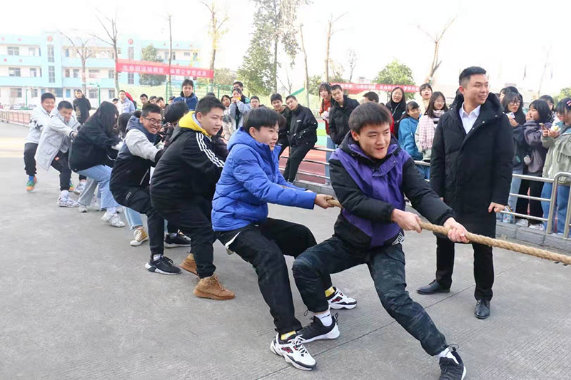 一场很激烈的“拔河比赛”