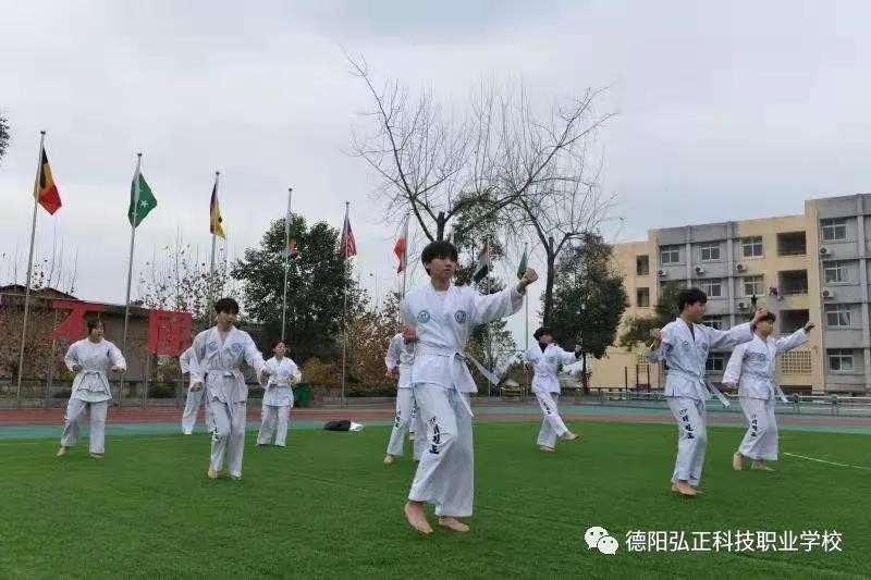 旌阳区对学校职业教育调研参观