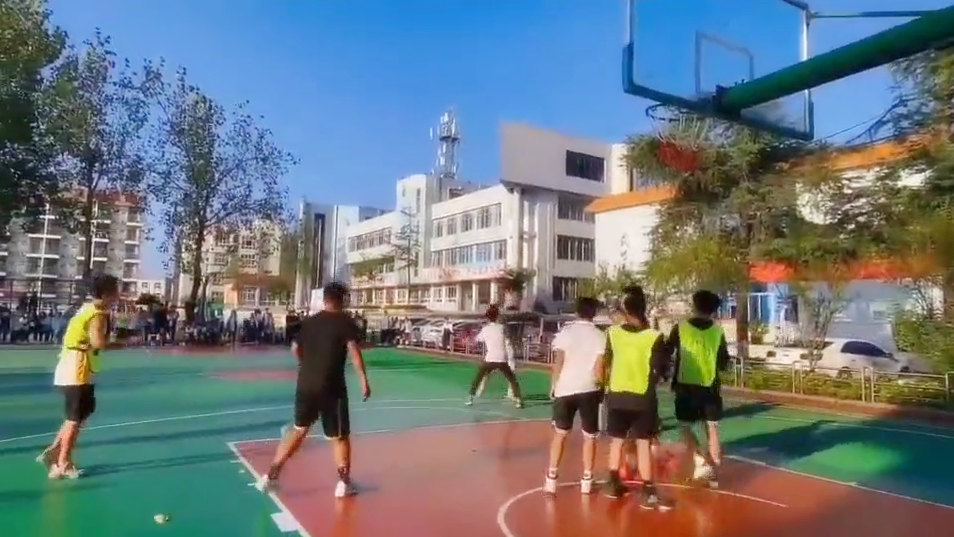 德阳弘正科技职业学校篮球比赛正在进行