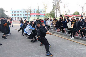 一场很激烈的“拔河比赛”